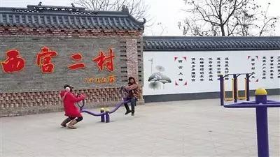 乡村广场见闻:热闹景象、质朴人情交织的生活画卷